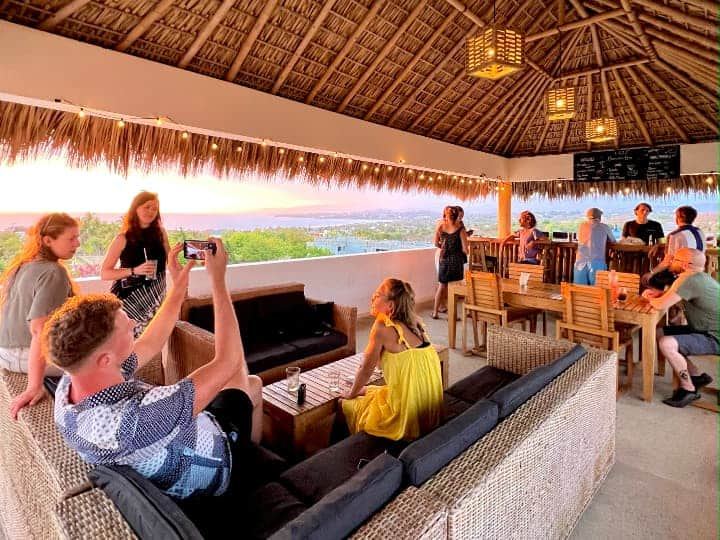 La terraza bar al atardecer